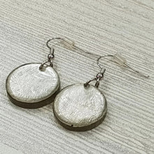 Load image into Gallery viewer, Earrings Fishhook made of real shells