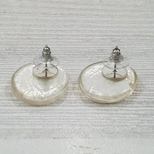 Load image into Gallery viewer, Earrings  made of real shells