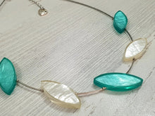 Load image into Gallery viewer, Necklace made of real shells